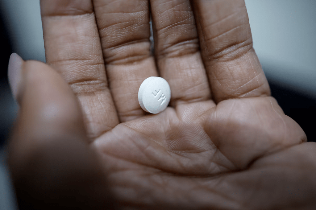 報告指出，拉尼亞多因長期自行混合服用多種藥物，導致心臟負荷過重誘發猝死，裁定其死亡與手術本身無直接關連。路透社/示意圖