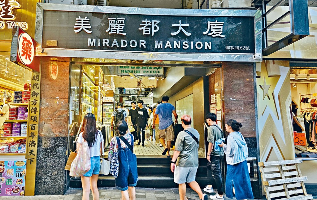 7名懲教署人員疑捲入美麗都大廈強姦案,其中3人昨日被控告強姦罪提堂。