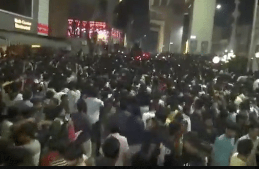 周三（4日）深夜一个电影首映会上，大批影迷为争睹男主角阿鲁阿琼（Allu Arjun）风采，聚在剧院门外，其后混乱之间更生推挤践踏，导致一对母子伤亡。