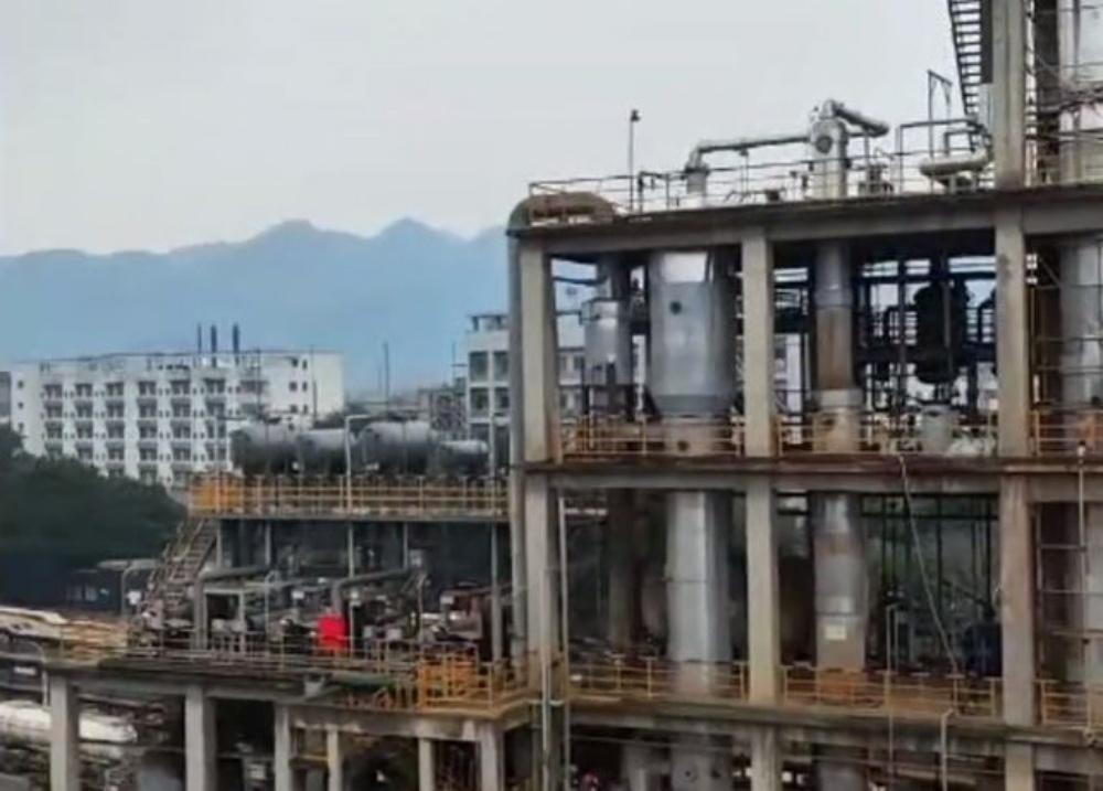 現場是重慶市長壽經開區化工北路一間化工廠。網圖