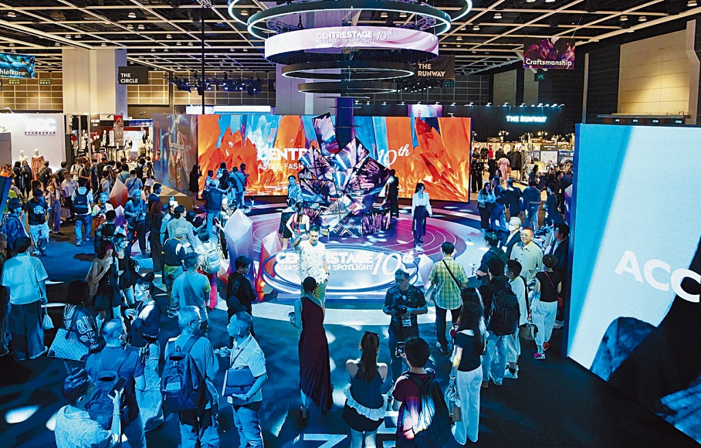 CENTRESTAGE不僅是設計師與品牌展示實力的舞台，更是促成跨界聯乘與國際定單的商貿平台。圖為去年CENTRESTAGE盛況。
