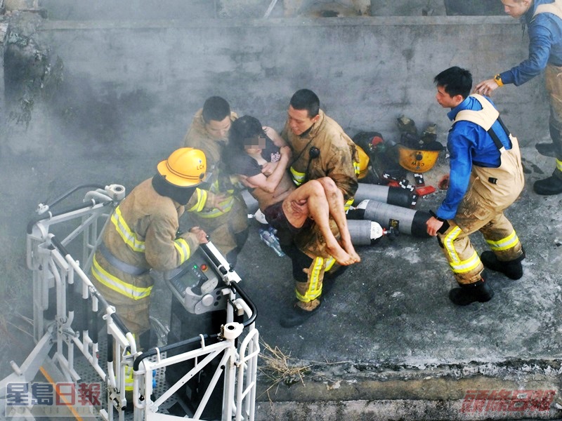 消防員救出被困居民。資料圖片