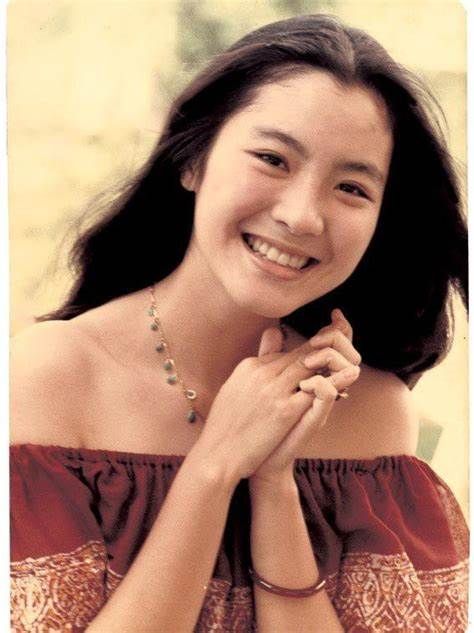 马来西亚华裔女星杨紫琼在1983年，21岁参选马来西亚小姐夺冠，后来获邀来港与周润发拍广告，开始踏足香港影坛。