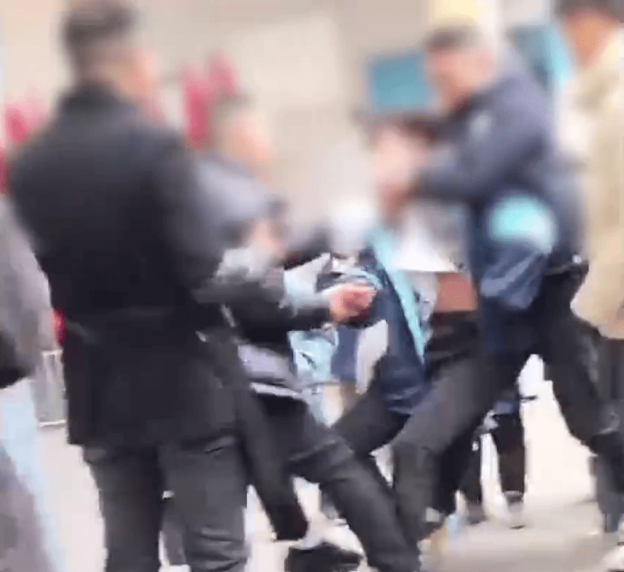 重慶男生被鎖喉、推搡、按地，疑因髮型問題遭老師當眾強行剪髮。