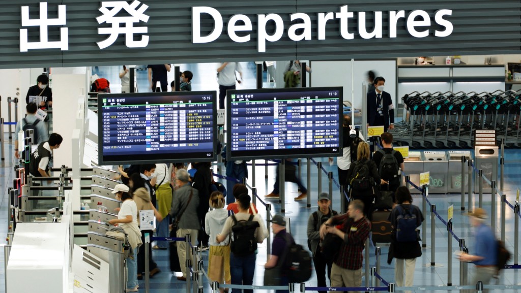 五一黃金周假期，東京羽田機場現出國人潮。 路透社