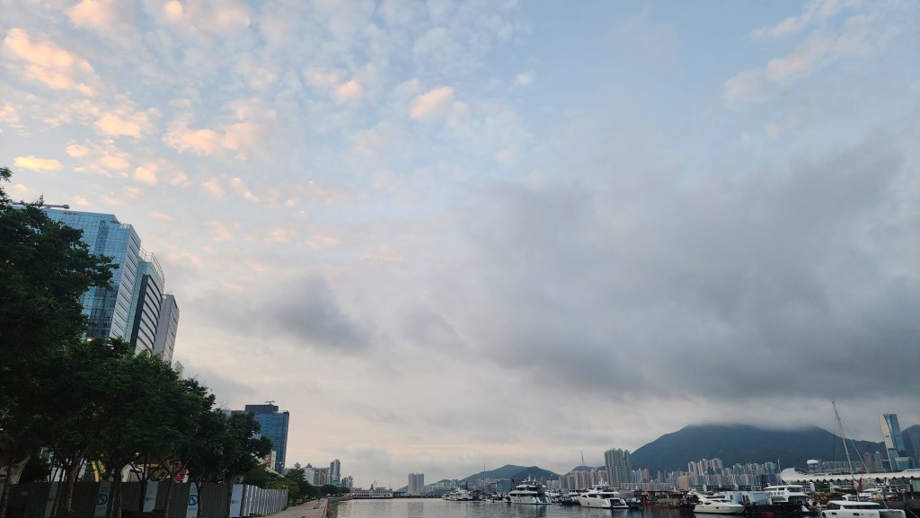 日間炎熱,市區最高氣溫約32度,新界再高一兩度。黎志偉攝 日間炎熱,市區最高氣溫約32度,新界再高一兩度。黎志偉攝