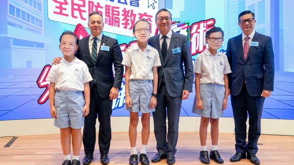 律政司司長林定國、保安局局長鄧炳強、警務處處長周一鳴一同出席活動。林定國fb
