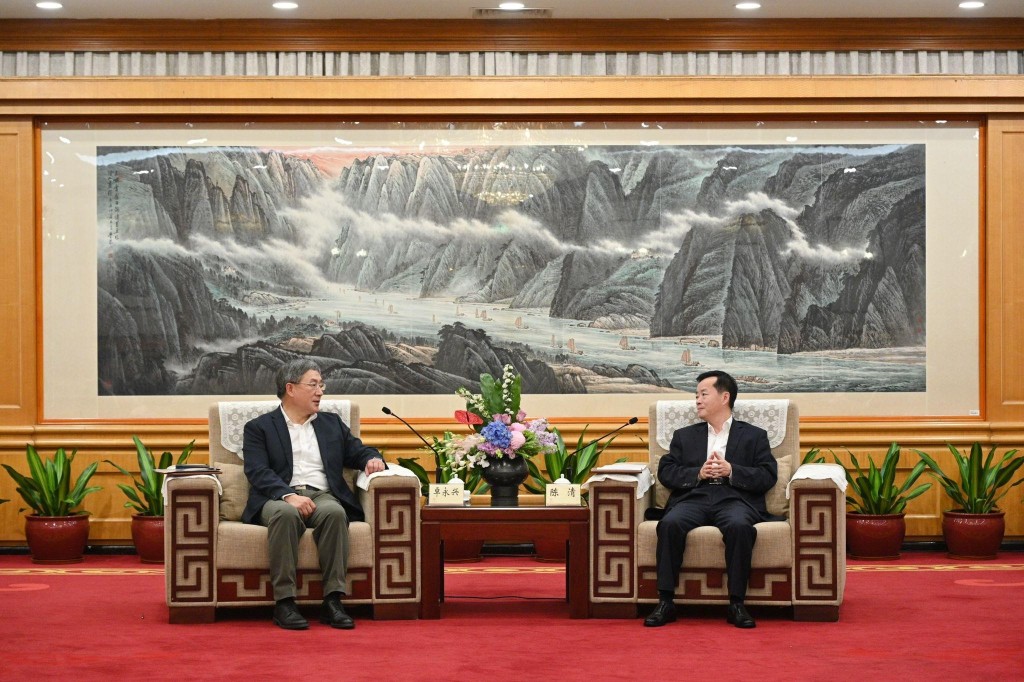 政務司副司長卓永興（左）今日（三月二十三日）在深圳與深圳市副市長陳清（右）會面。