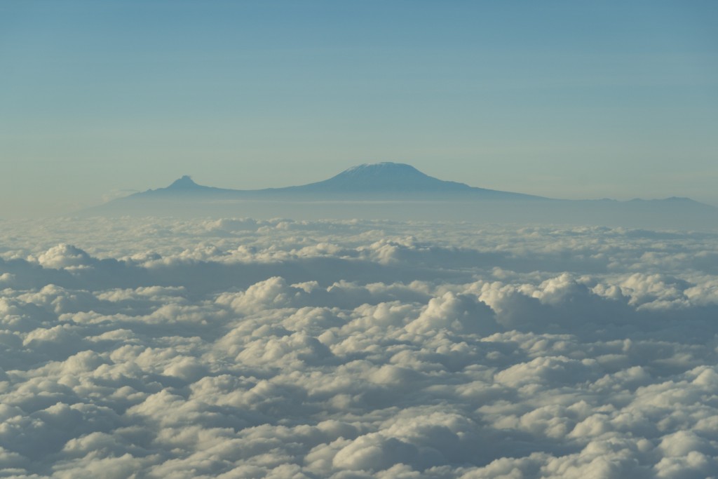 吉力马札罗山高约6000米。新华社