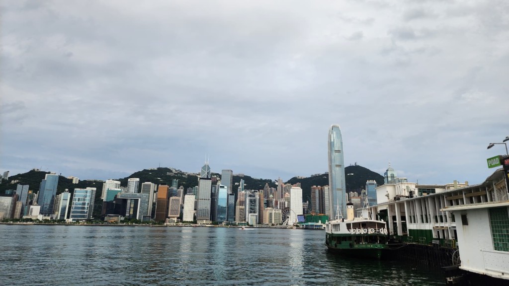 本港地區下午大致多雲,有幾陣驟雨及雷暴,稍後部分地區雨勢較大。黎志偉攝 本港地區下午大致多雲,有幾陣驟雨及雷暴,稍後部分地區雨勢較大。黎志偉攝