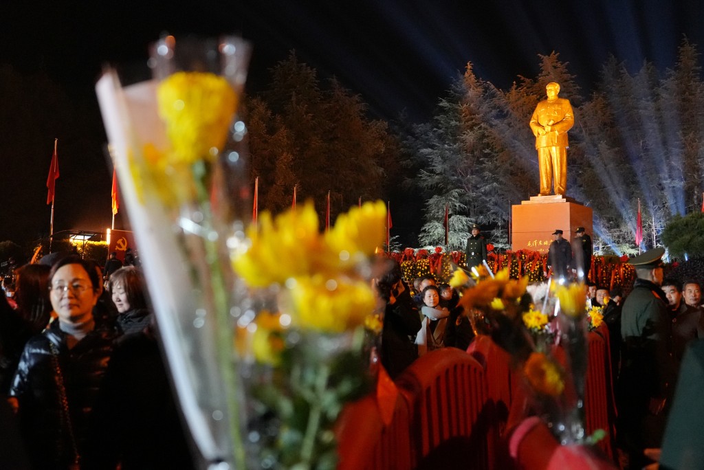 大批民眾26日凌晨已到湖南韶山向毛澤東銅像敬獻花籃。中新社