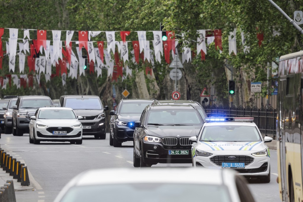 美國代表的車輛到達土耳其總統府。　路透社