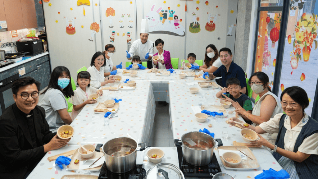 何永賢夥新地郭基煇訪「同心村」及攸壆路簡約公屋 讚揚商界社福合作凝聚社區