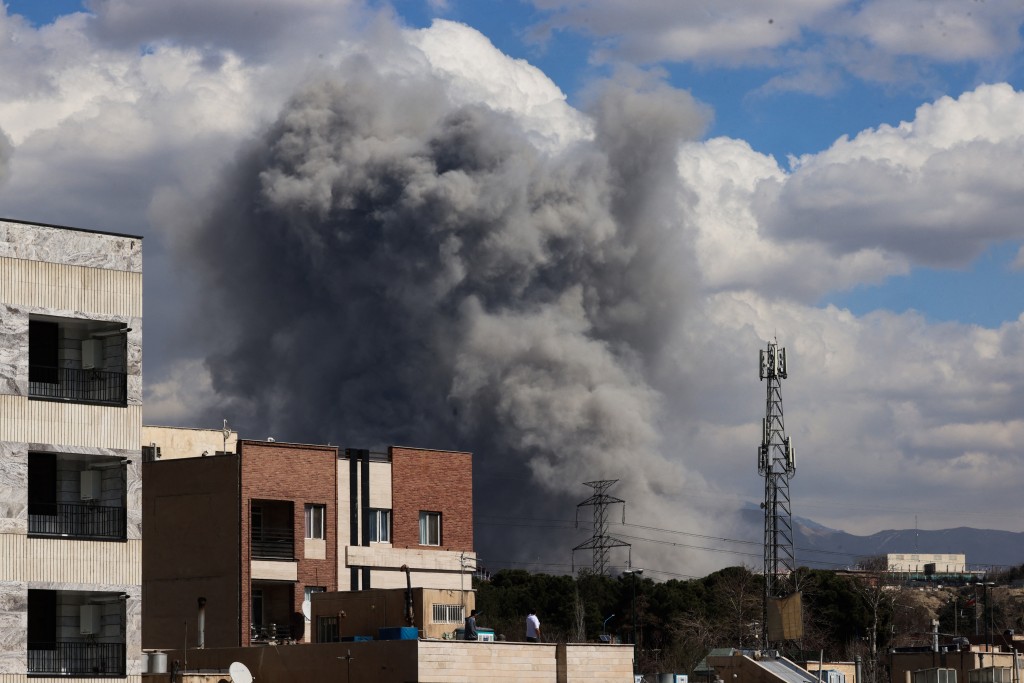 3月1日，德黑蘭仍有建築物冒煙。法新社