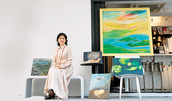 黃世吉喜歡創作，早期作品以油畫居多，其中身後的大油畫《須彌山》是她較滿意的作品之一。
