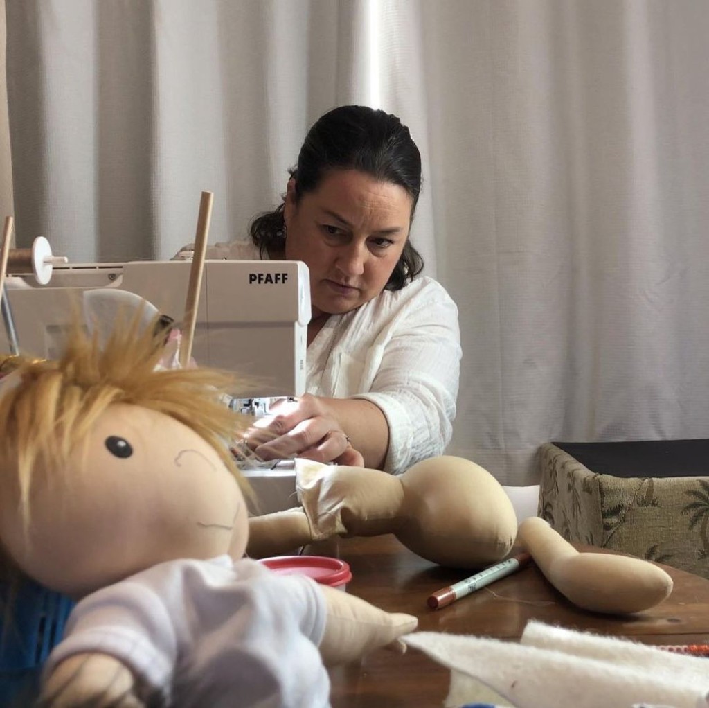 Amy指每個公仔需花最少7小時製作，為傳達愛心，堅持每個公仔都親手製作。（圖片來源：IG@a_doll_like_me）