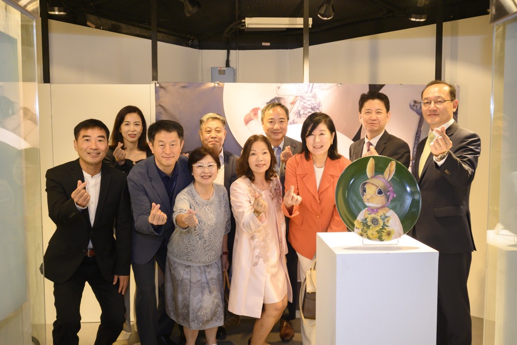 港鐵瓷藝展｜「瓷藝之旅：跨越文化的交融」展出來自多個國家地 區包括本地及韓國瓷畫家的精緻 瓷 繪作品。