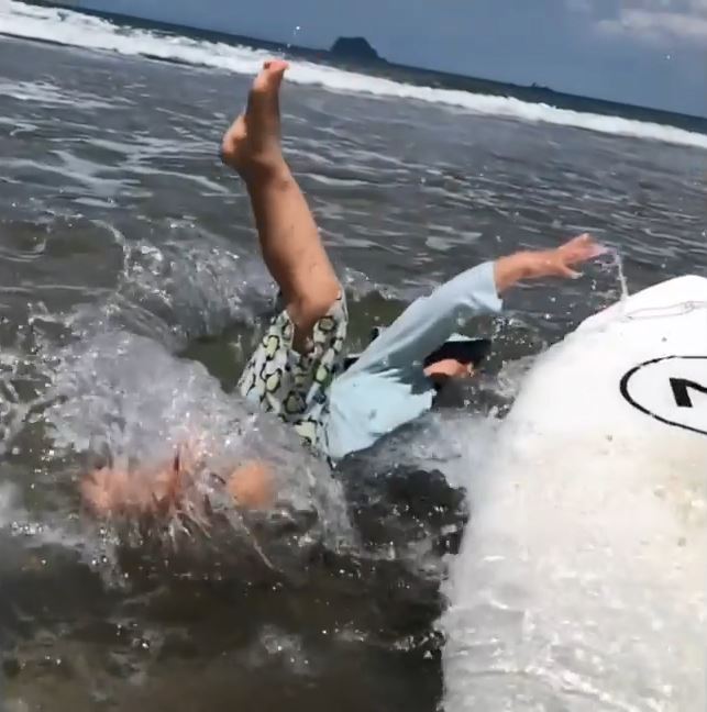 小谷沐不斷跌落水。