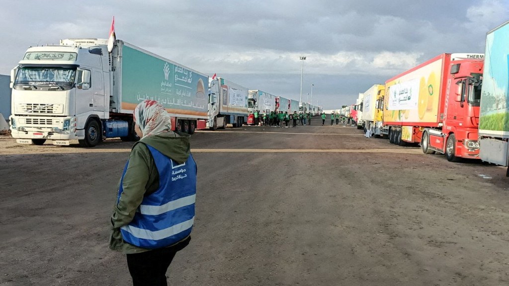 数以百计运载援助物资的卡车在拉法口岸的埃及入口等待进入加沙。路透社