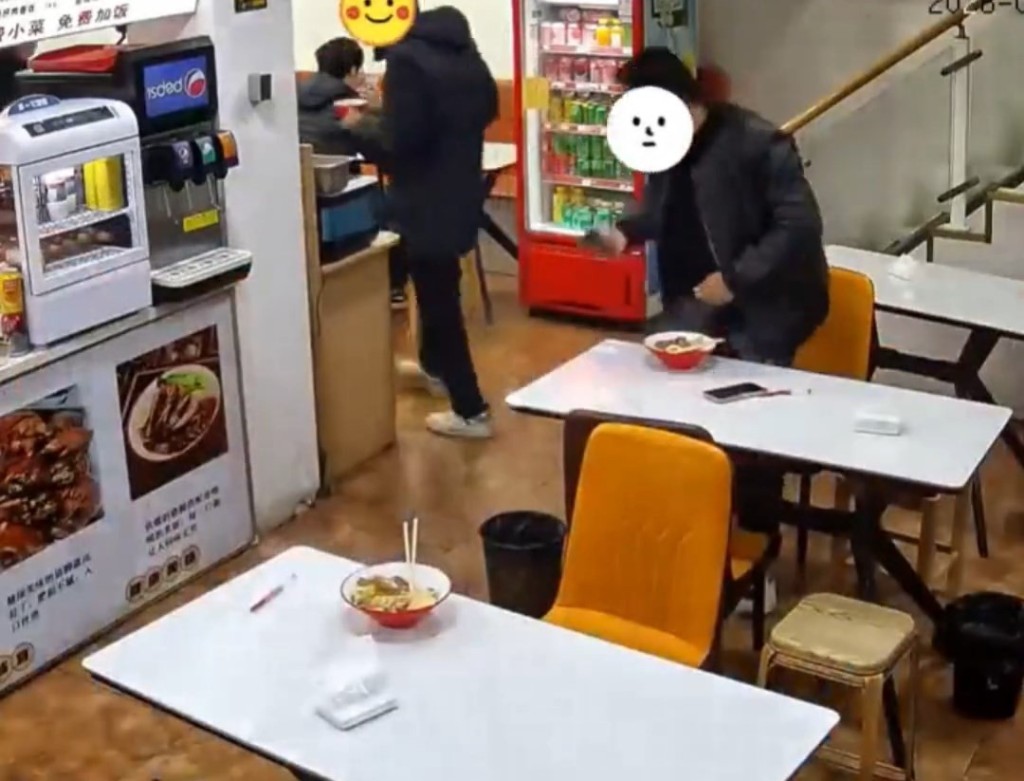 兩男子離座後未有察覺跟對方互換座位。