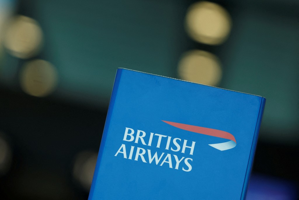 英航一名男性空中服務員在執行職務期間懷疑吸毒，在商務艙廁所內全裸跳舞。路透社