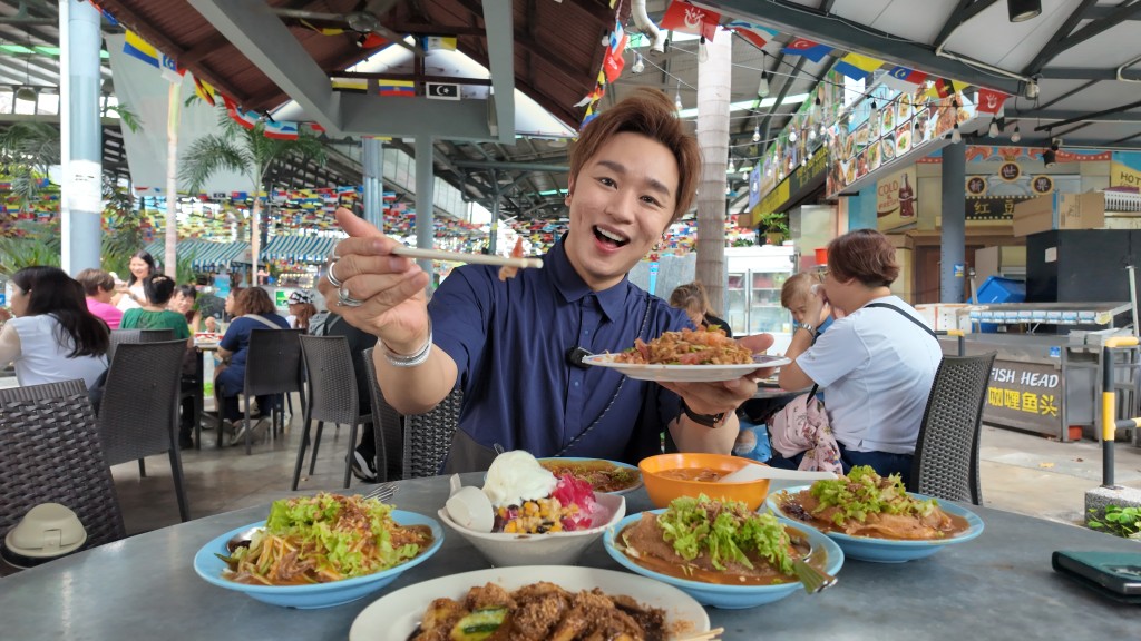 來到檳城一定要品嘗當地著名美食之一阿三叻沙和水果羅惹。