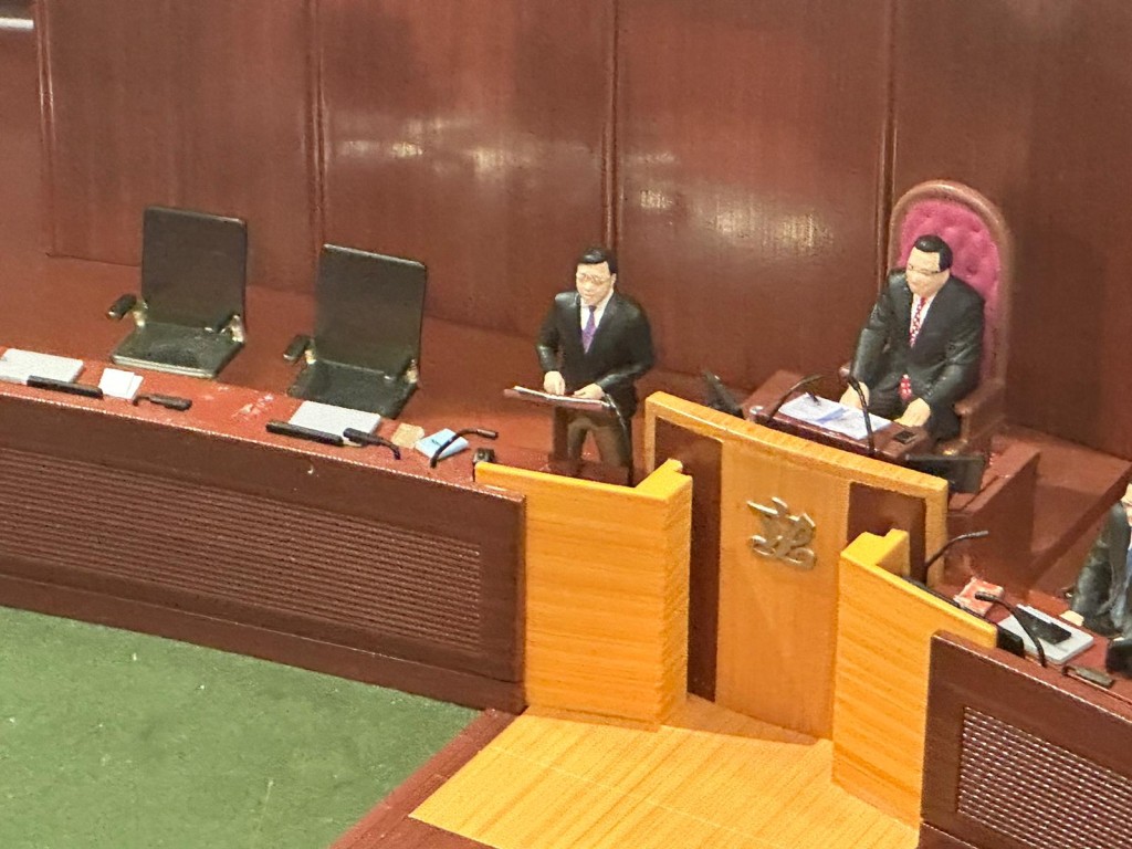 模型亦有複製表決後特首李家超在會議廳發言的情景。