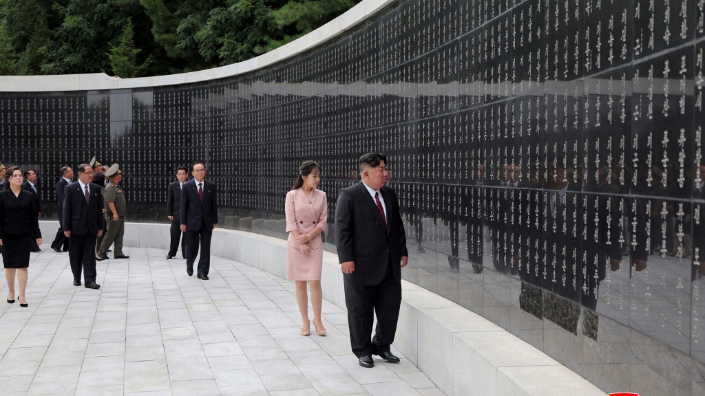 北韓「解放節」紀念二戰終結，金正恩攜女兒參謁烈士陵園。 路透社