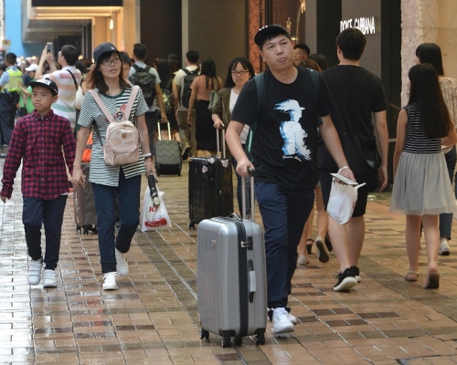 內地「五一黃金周」假期開始，有內地客來港購物。