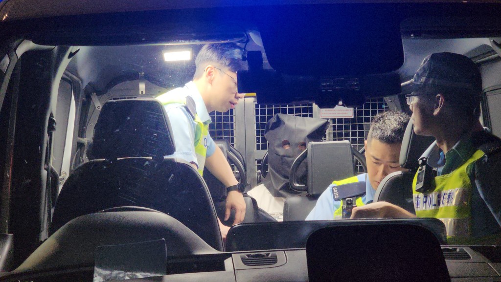 尖沙咀私家車遇查逃走 何文田被截停 司機涉停牌駕駛被捕。黎志偉攝