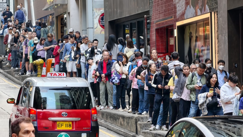 买六合彩大排长龙。 买六合彩大排长龙。