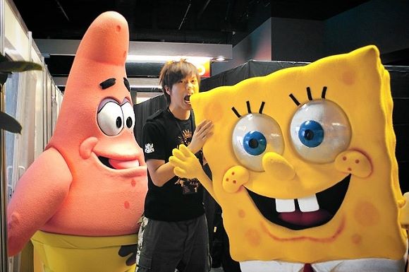 阿信上载与「海绵宝宝」的多张合照