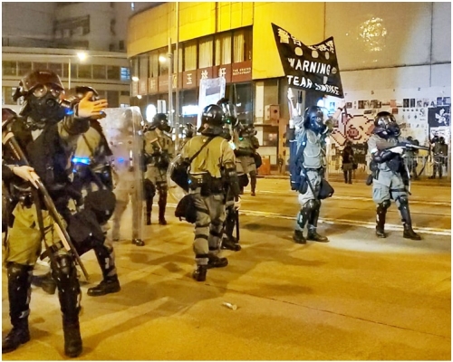 昨晚約11時20分,防暴警再舉黑旗。