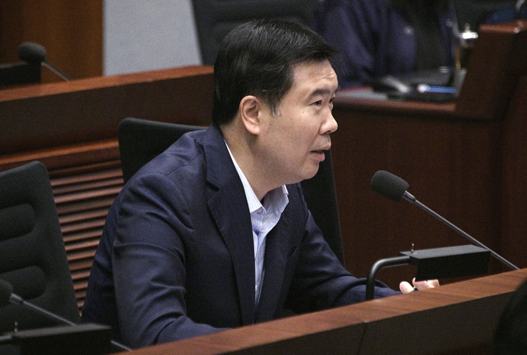 商界(第三)嚴剛關注現時本港股市中有超過一半以上的股票屬「細價股」,有關比例遠高於其他證券市場。資料圖片 商界(第三)嚴剛關注現時本港股市中有超過一半以上的股票屬「細價股」,有關比例遠高於其他證券市場。資料圖片