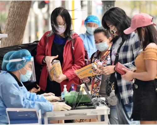 其中一個採樣站設於中環遮打道行人專用區。