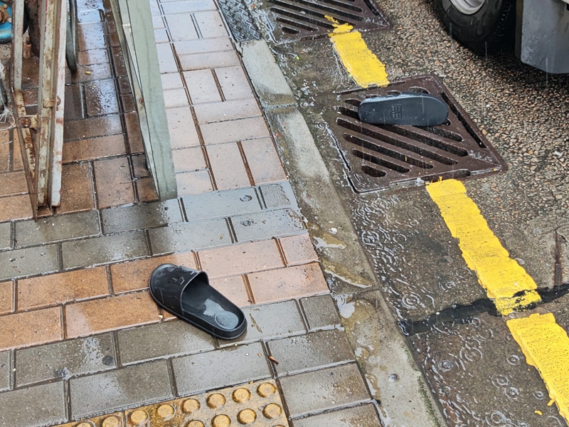 現場遺下一雙懷疑屬男事主的拖鞋。
