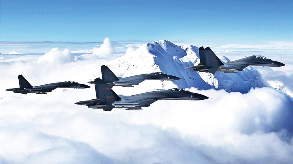 空軍殲-11戰機飛越雪域高原。 新華社