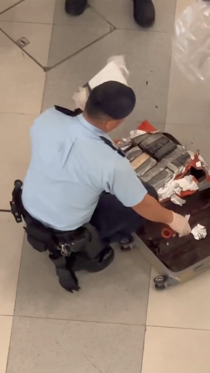 警方於元朗站截查一名非洲漢，並在其行李篋內檢獲近千萬元的可卡因。網上片段截圖