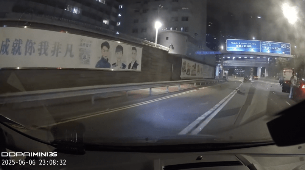 其後的士和Tesla前後停在左二線和左三線,Tesla兩邊車門打開,至少有兩人下車。 其後的士和Tesla前後停在左二線和左三線,Tesla兩邊車門打開,至少有兩人下車。