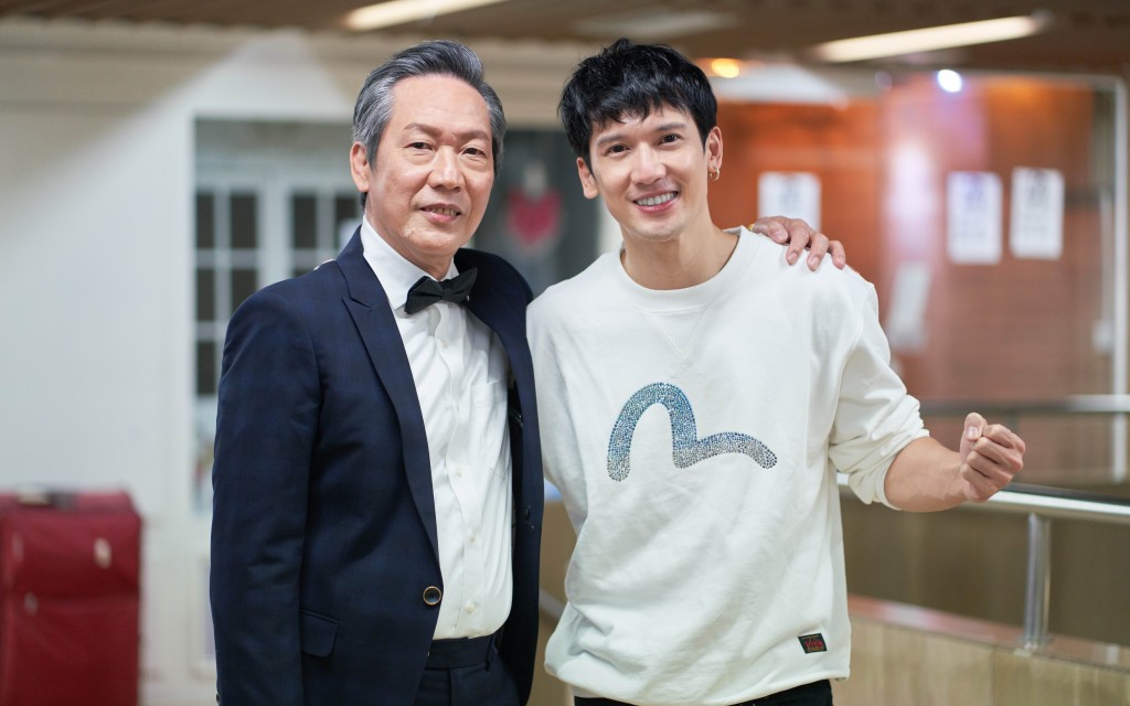 Kenny新歌《日月》MV搵來老竇演出。