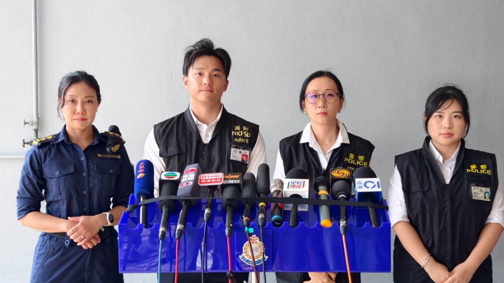 警務處西區警區刑事部總督察張蔚珊(右二)、水警總區刑事部高級督察關嘉祺(右一)、消防處打擊非法燃油轉注特遣隊高級消防隊長楊俊華(左二)、香港海關港口及海域科海域突擊及策略規劃組高級督察陳倩絲(左一) 警務處西區警區刑事部總督察張蔚珊(右二)、水警總區刑事部高級督察關嘉祺(右一)、消防處打擊非法燃油轉注特遣隊高級消防隊長楊俊華(左二)、香港海關港口及海域科海域突擊及策略規劃組高級督察陳倩絲(左一)