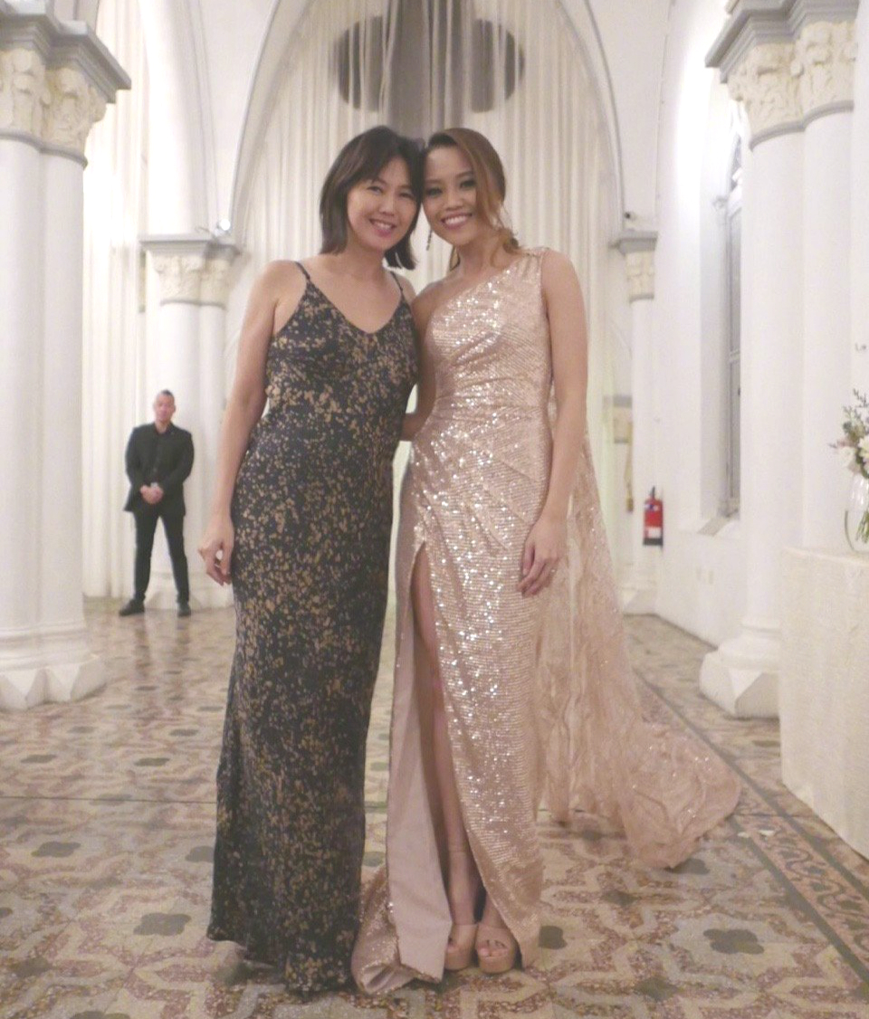 孙燕姿身穿黑色吊带裙参加朋友婚宴。网上图片