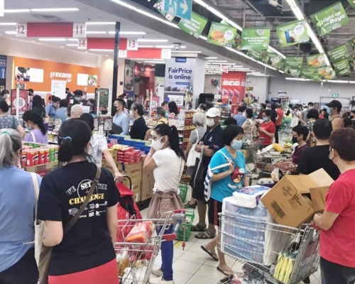 新加坡將收緊防疫措施，大批民眾到超市搶購物資。網圖