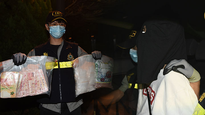 海關拘捕一名20歲男子並檢獲約值逾60萬的毒品。