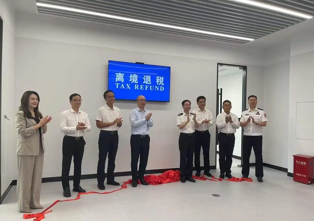羅湖口岸離境退稅辦理點正式揭牌啟用。 深圳特區報 羅湖口岸離境退稅辦理點正式揭牌啟用。 深圳特區報