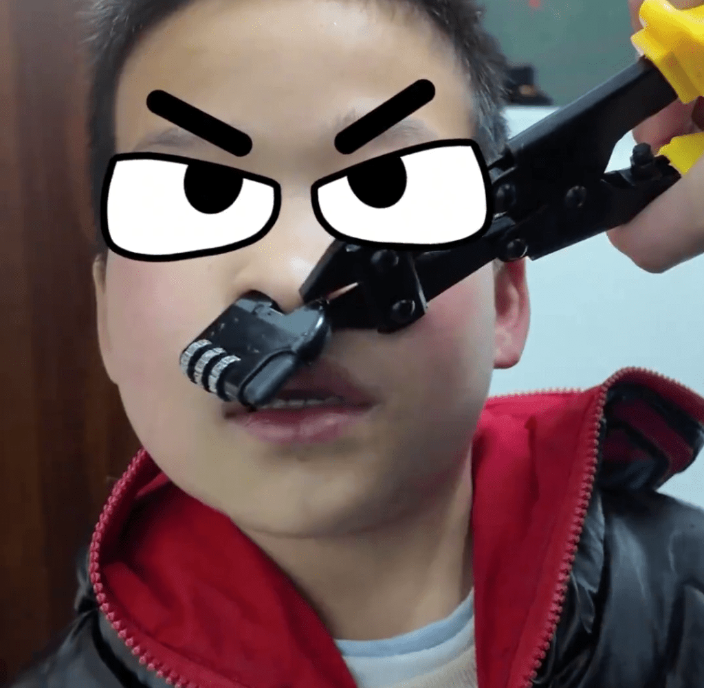 消防员忍笑一钳“解锁”。