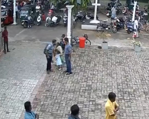 斯里蘭卡爆炸炸彈兇徒教堂外曾輕拍小女孩頭。網上圖片