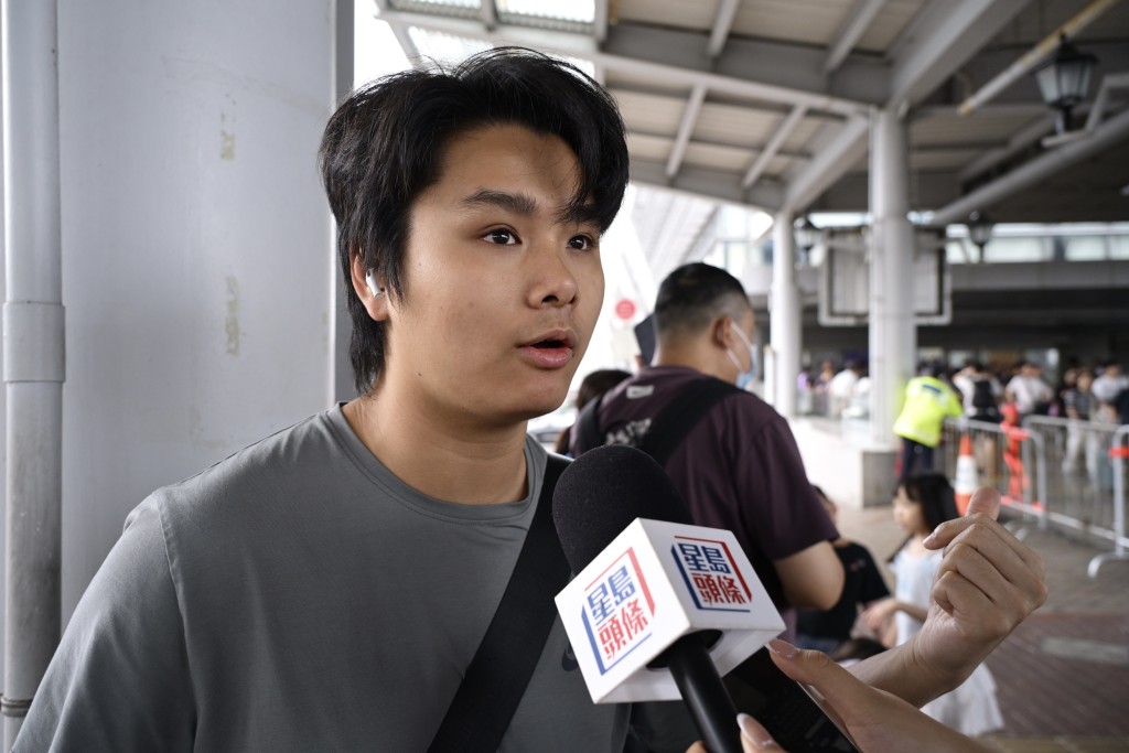 從江門探親返港的黃先生表示，今日在假期最後一日返港時，擁擠情況已明顯改善。