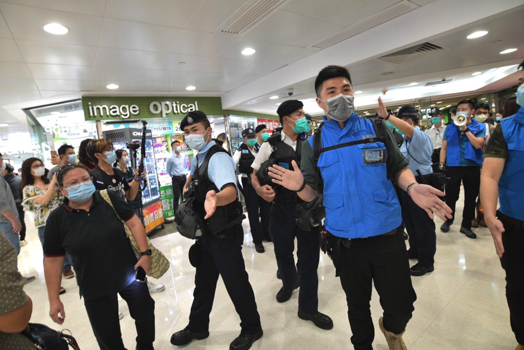 警員進入新翠商場