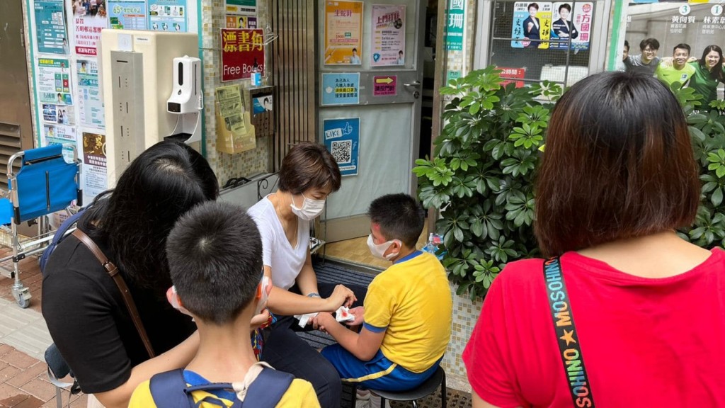 方國珊幫跌倒的男童治理傷口。方國珊FB圖片